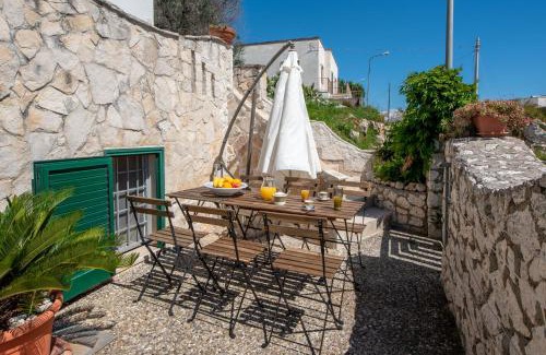 Marina di Andrano Apartment | Pet-Friendly Casa Colibrì Vista Mare for Your Family Getaway