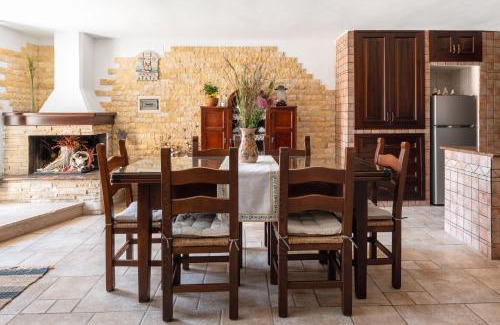 Marina di Andrano Apartment | Pet-Friendly Casa Colibrì Vista Mare for Your Family Getaway