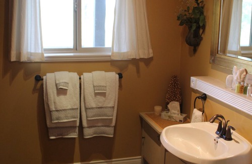 Okanagan-Similkameen Bed & Breakfast | Experience Casa Colina: Guest Rated 10/10 with Pool & Breakfast