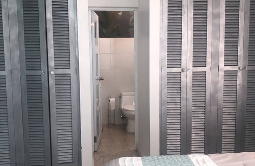 Maleza Baja Bed & Breakfast | Budget-Friendly Retreat at Casa Colorida Awaits You
