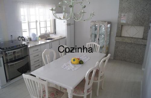 Ponta do Papagaio House | Family-Friendly Casa: 4 Bedrooms Just Steps from the Beach