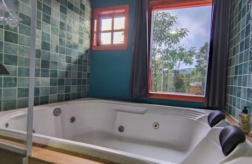 Loteamento Jardim Veu da Noiva House | Cozy Getaway with Spa and Kitchen in Campos do Jordão