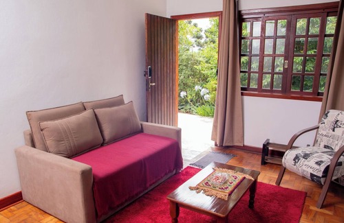 Loteamento Jardim Veu da Noiva House | Cozy Getaway with Spa and Kitchen in Campos do Jordão