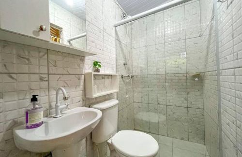 Ariro House | Relaxing Casa with Pool & Barbecue by the Creek, 4-Star