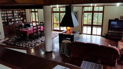 Alto da Boa Vista House | Spacious Casa: Family and Pet-Friendly Retreat Awaits
