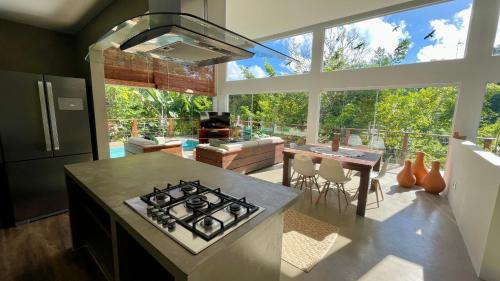 Morro de Sao Paulo House | Idyllic Oceanfront Casa da Linda with Pool & Pet Friendly