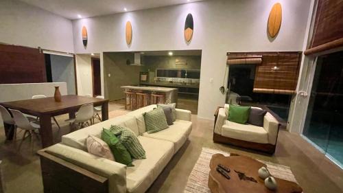 Morro de Sao Paulo House | Idyllic Oceanfront Casa da Linda with Pool & Pet Friendly