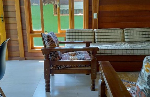 Pereque House | Relax at Casa Nova: Family-Friendly Retreat with Pool