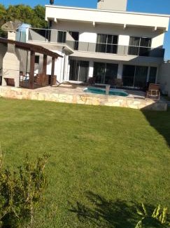 Bombas House | Relax at Casa com Piscina e Hidromassagem Montoski