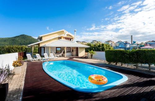 Santinho House | Oceanfront Oasis at Casa com piscina frente ao mar