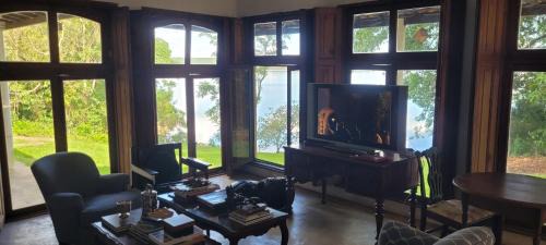 Itatinga House | Beachfront Retreat with Pool and Ocean Views