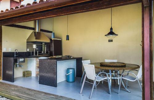 Centro Comercial House | Discover Casa with Tennis Court & BBQ in Ihabela