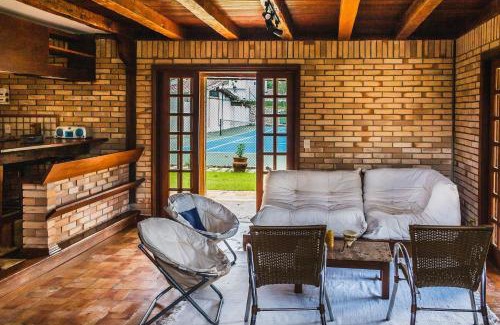 Centro Comercial House | Discover Casa with Tennis Court & BBQ in Ihabela