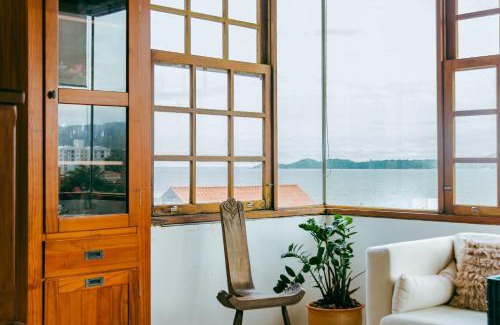 Penha Villa | Beachfront Retreat: Casa com Vista Mar na Praia do Quilombo