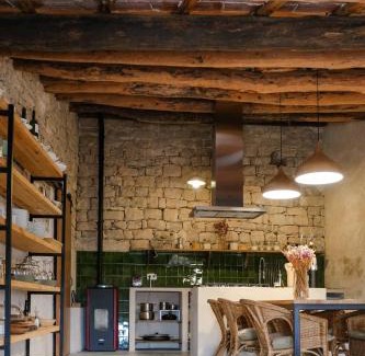 L'Ametlla de Segarra House | Relax at Casa Comalats Enoturisme with Pool & Hot Tub