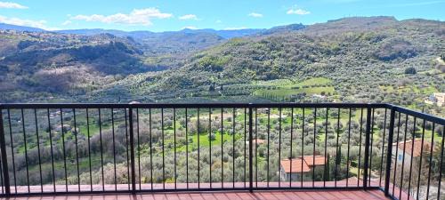 Castel del Piano House | Family-Friendly Casa with 2 Rooms in Medieval Village
