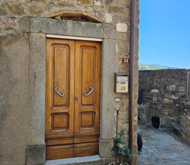 Castel del Piano House | Family-Friendly Casa with 2 Rooms in Medieval Village