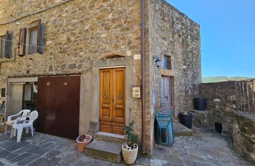 Castel del Piano House | Family-Friendly Casa with 2 Rooms in Medieval Village