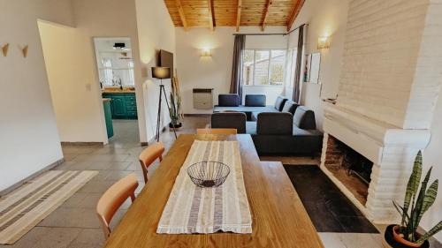 San Carlos de Bariloche House | Tranquil Casa con Jardín y Mountain Views for Families