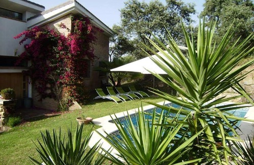 Guillena House | Tranquil Lakefront Retreat - 4-Star Stay with Hot Tub