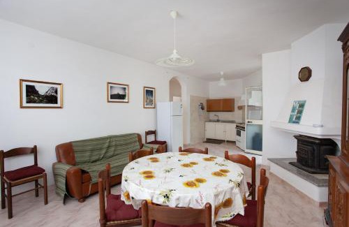 Monte Longu Apartment | Charming Casa con Giardino: Relax in a Pet-Friendly Retreat