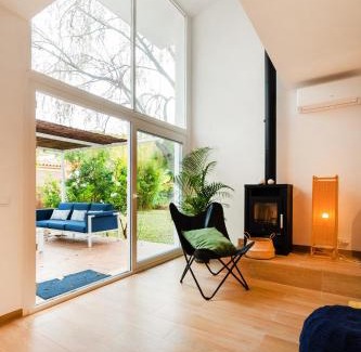 Tamarit House | Cozy Casa with Garden, Steps from the Beach - 9.6 Rating