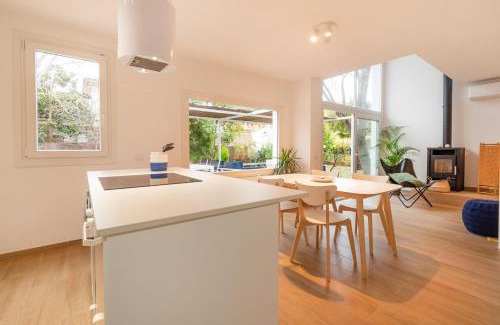 Tamarit House | Cozy Casa with Garden, Steps from the Beach - 9.6 Rating