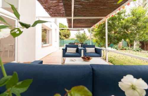 Tamarit House | Cozy Casa with Garden, Steps from the Beach - 9.6 Rating