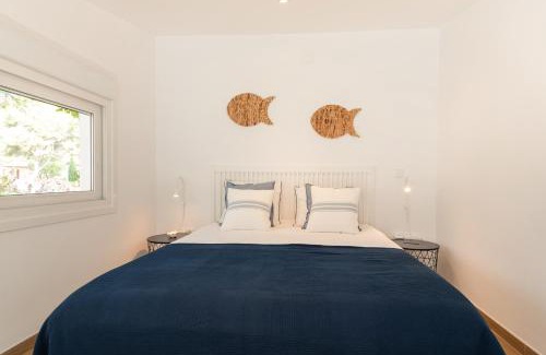 Tamarit House | Cozy Casa with Garden, Steps from the Beach - 9.6 Rating
