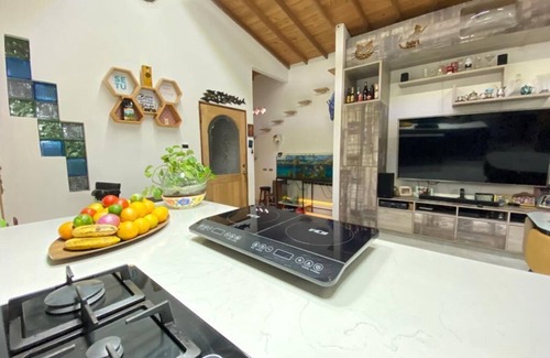Villa Nueva House | Relaxing Casa with Hot Tub Near Metro Hospital Station