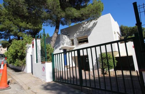 Llanca House | Inviting Casa con Jardín, Steps from Playa de la Farella