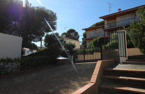 Llanca House | Inviting Casa con Jardín, Steps from Playa de la Farella