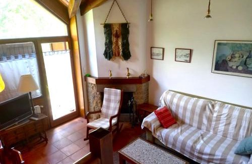 Guils de Cerdanya Apartment | Enchanting Garden Retreat at Casa con Jardín en Guils