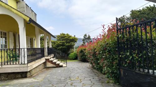 Fene House | Beachside Getaway: Casa con jardín en Almieiras
