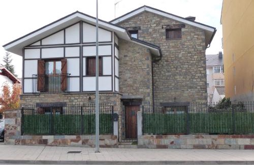 Jaca House | Delightful Casa con jardín: 9.5/10 Rated & Family-Friendly
