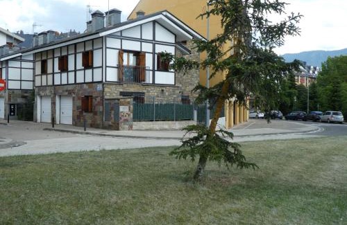 Jaca House | Delightful Casa con jardín: 9.5/10 Rated & Family-Friendly
