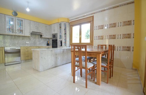 Caldas de Reis House | Family-Friendly Retreat with Garden near Vilagarcía de Arousa