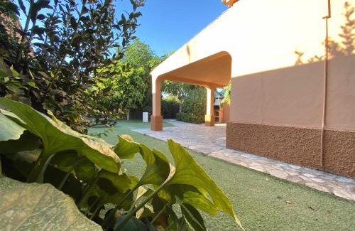 El Palmar Ski Chalet | Relaxing Casa with Private Garden and Shared Pool