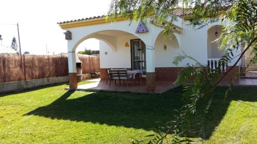 Chipiona House | Casa con jardin privado en primera linea de playa