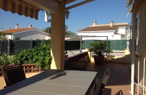 Bon Relax House | Relaxing Casa with Pool, BBQ & WiFi in Sant Pere Pescador