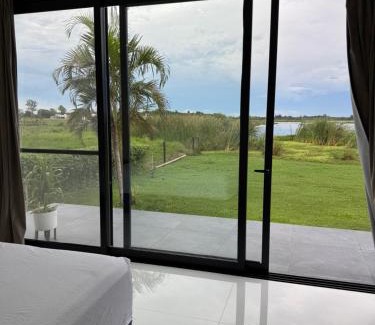 Corrientes House | Casa con Piscina sobre Laguna Brava - Tranquilidad y Naturaleza en Barrio Privado