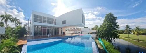 Girardot House | Relax at Casa con piscina y campo de golf with Ocean Views