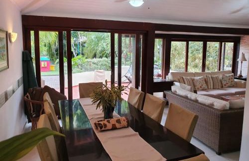 Porto Belo House | Beautiful Casa with 4 Bedrooms, Steps from Manguinhos Beach