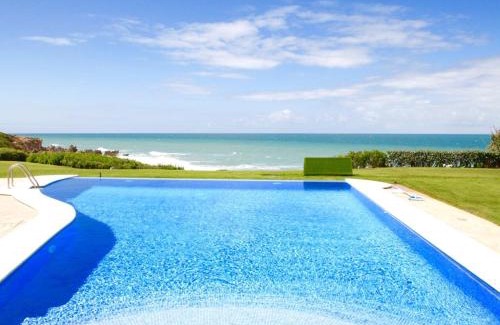 Cabo Roche Apartment | Relax at Casa Conil: Pet-Friendly with Oceanfront Views