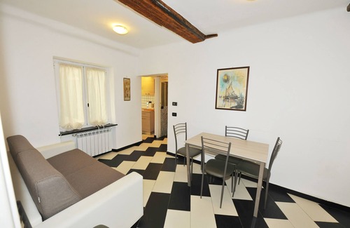 Pre Apartment | Casa Costa Serena: Steps from Train Station and Aquarium