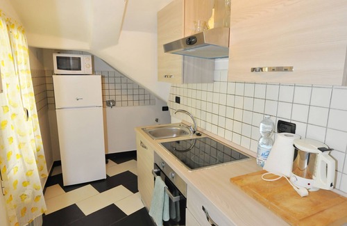 Pre Apartment | Casa Costa Serena: Steps from Train Station and Aquarium