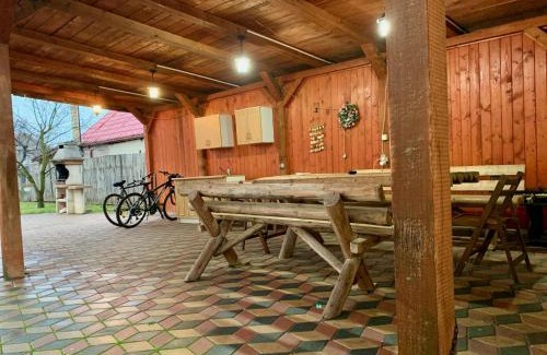 Sinpetru House | Family-Friendly Casa Costache with Hot Tub & Kitchen