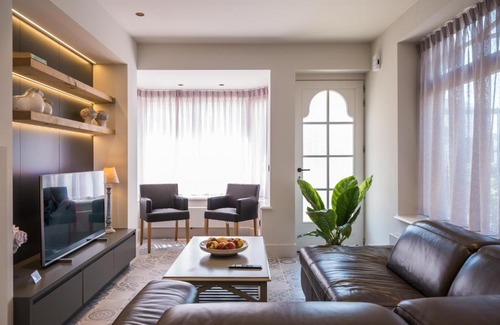 Westende House | Pet-Friendly Casa Cottage with Oceanfront Views & High Ratings