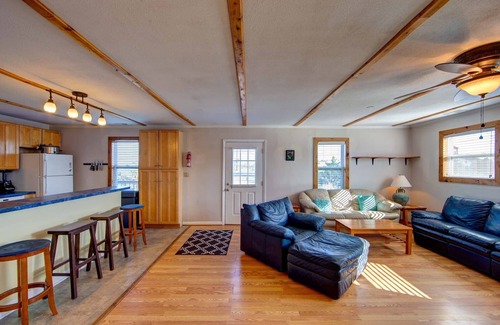 Avon House | Relaxing Casa Creekside: Hot Tub, Bikes & Spa Amenities