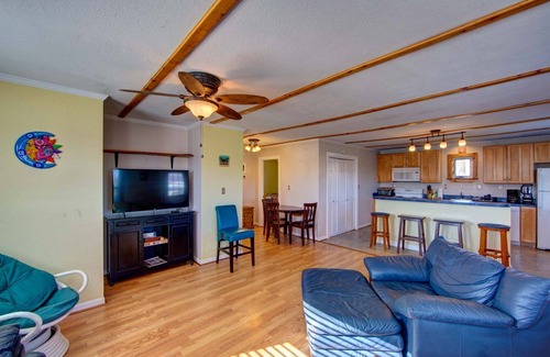 Avon House | Relaxing Casa Creekside: Hot Tub, Bikes & Spa Amenities